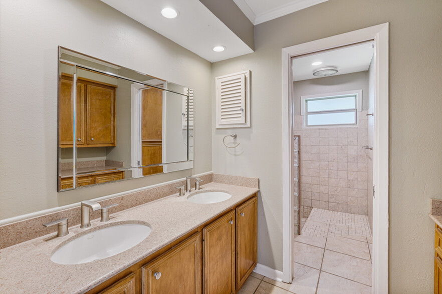 Building Photo - 4942 Cherry Hills Dr