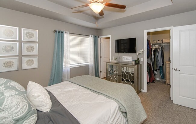 Building Photo - AVAILABLE NOW!