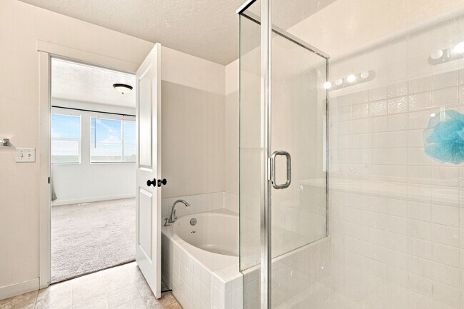 Building Photo - 3 Bedroom 2.5 Bathroom Townhome in Bluffdale!
