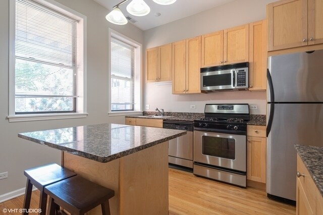 Building Photo - 320 W Evergreen Ave
