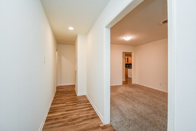 Building Photo - 9615 Beverly Hill St