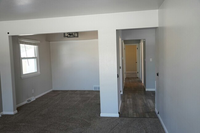 Building Photo - 1453 W Barnard Ave