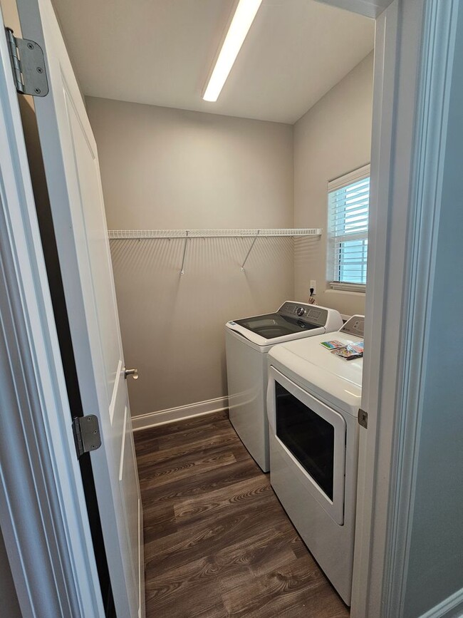 Building Photo - LUXURY TOWNHOME  IN THE CENTER OF MANCHESTER!