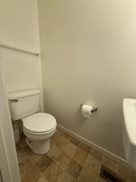 Building Photo - 517 E Graham Pl