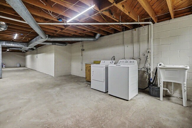 Building Photo - 4725 Kitty Hawk Dr