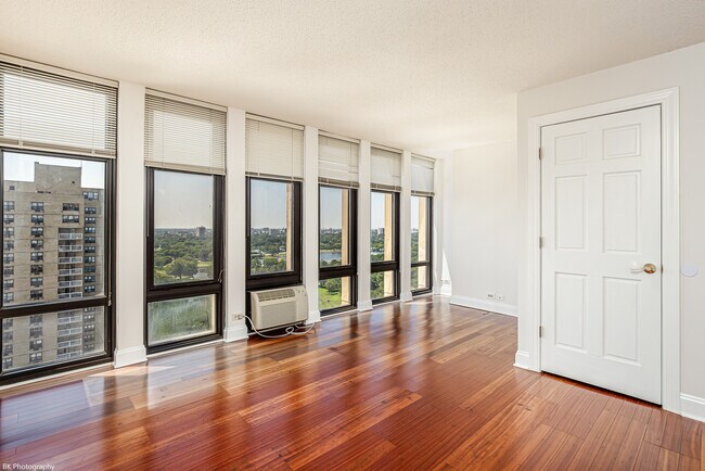 Building Photo - 6700 S South Shore Dr