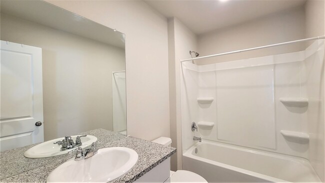 Building Photo - Beautiful like-new 3 bed | 2 bath home - Amazing community amenities!