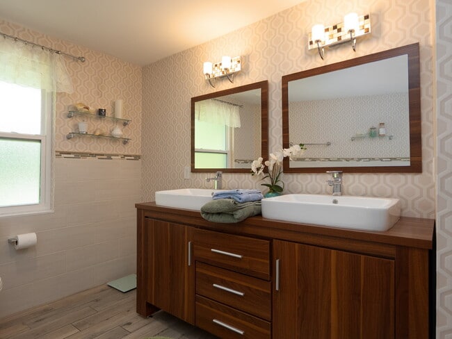 Building Photo - Living Across from Sarasota Bay 3BR/2.5BA Home Minutes to Downtown – Yardwork Included