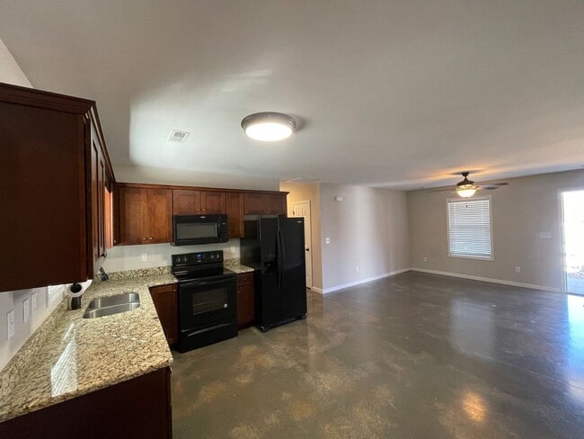Building Photo - Available December 10th, 2025! 2 BR, 1 BA ...