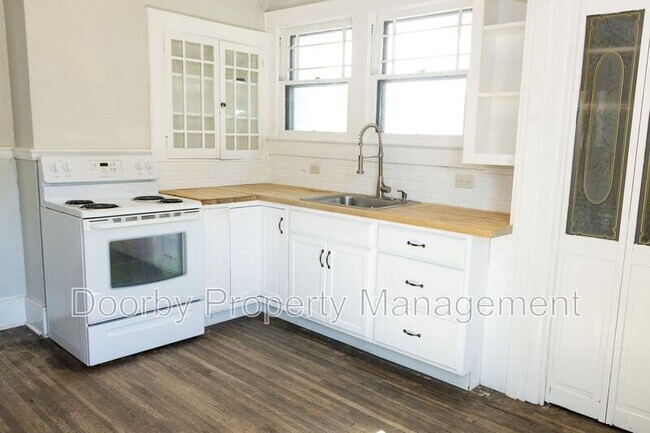 Building Photo - 910 S Crest