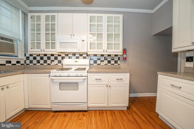 Building Photo - 709 E 20th St