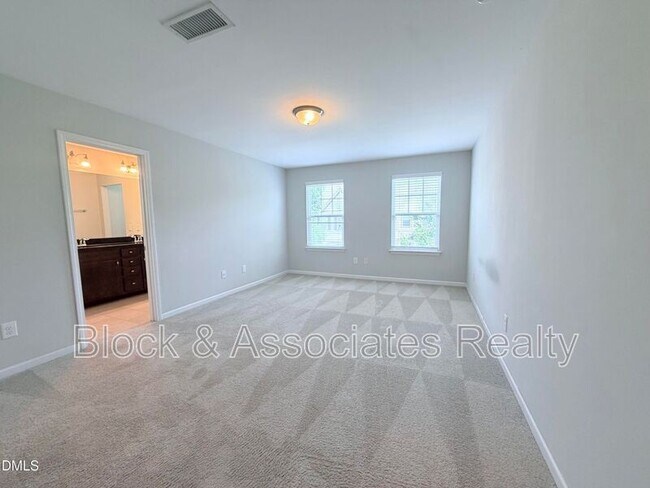 Building Photo - 210 Hamlet Pl