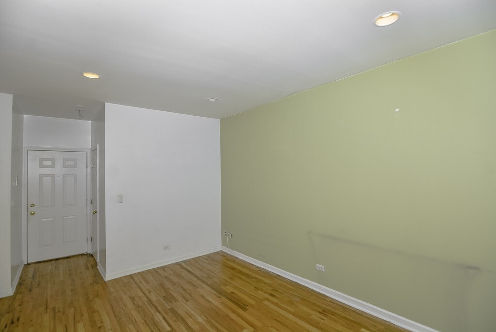 Building Photo - 909 W Dakin