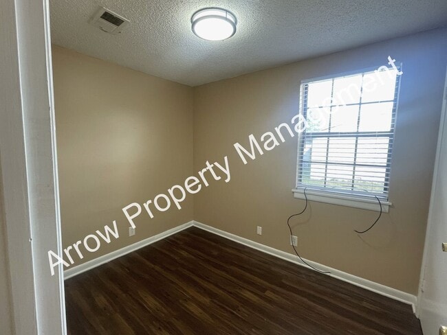 Building Photo - Newly Renovated 3 Bedroom 2 Bath Home in Nashville!