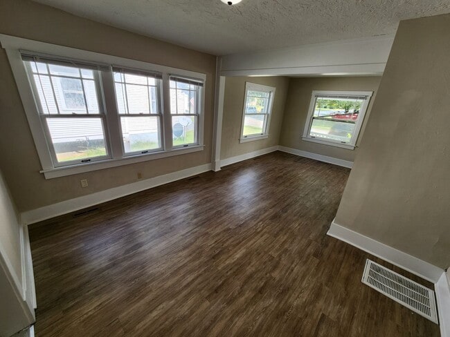 Building Photo - !! Spacious 2-Bedroom, 1-Bathroom Home AVA...