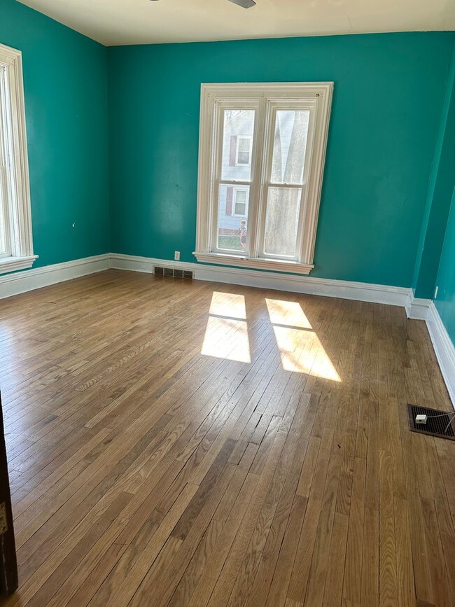 Building Photo - 4 bedroom house