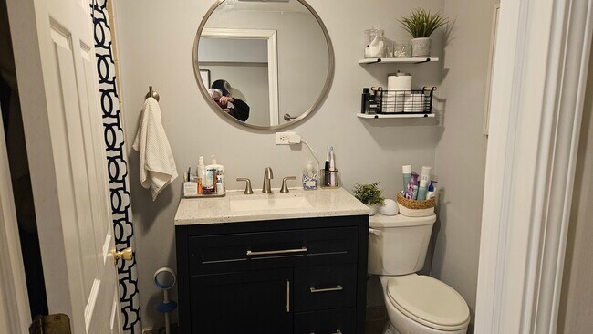 Building Photo - 1527 W Wellington Ave