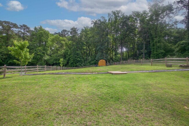 Building Photo - Charming 3-bedroom, 2.5-bath home nestled in the heart of Carthage