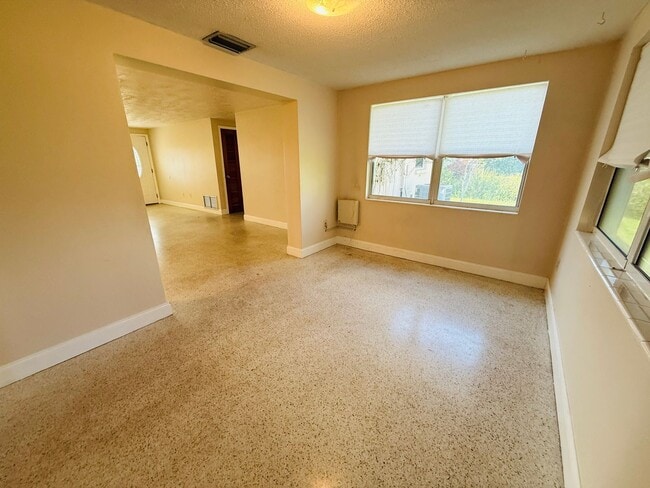Building Photo - 3 Bed and 1.5 Bath