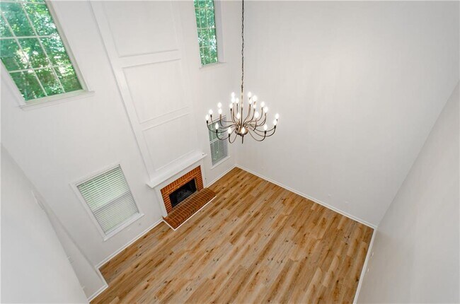 Building Photo - 3390 Northcliff Dr