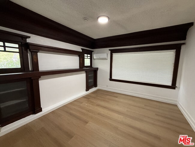 Building Photo - 4501 S Budlong Ave