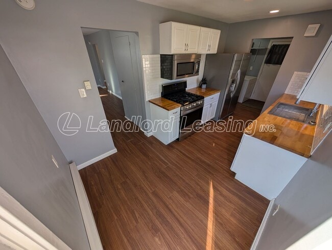 Building Photo - Well-Maintained 3 Bedroom Ranch with Fenced Yard and 2.5 Car Garage