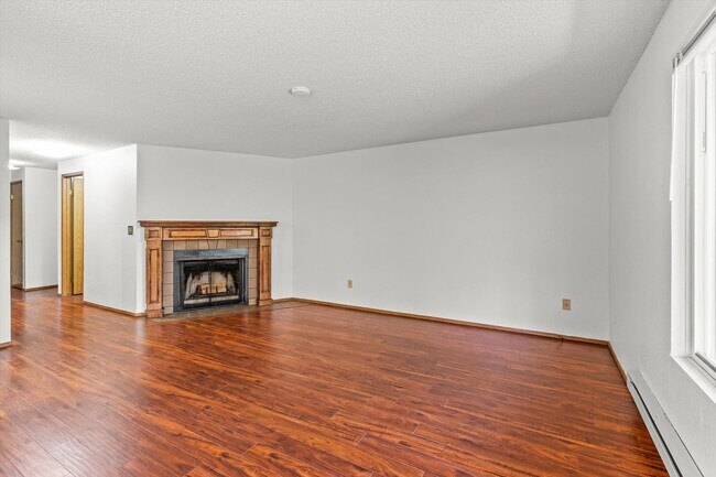 Building Photo - Well Maintained Condo