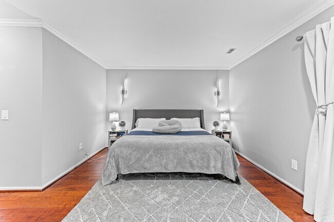 Building Photo - 6560 Ridgefield Cir