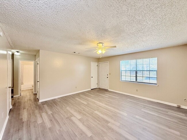 Building Photo - 3-Bedroom Duplex