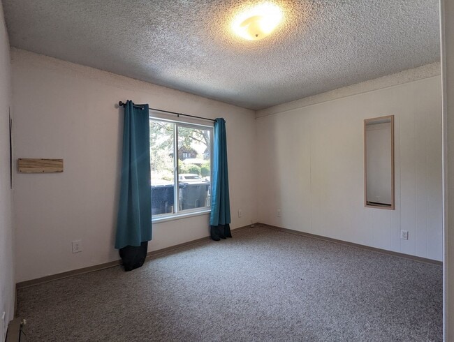 Building Photo - Nice 3-Bedroom, 1-Bath Duplex in Eugene!