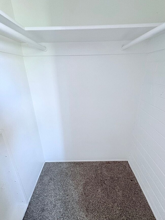 Building Photo - 3 Bed/2 Bath home with backyard and swimming pool!