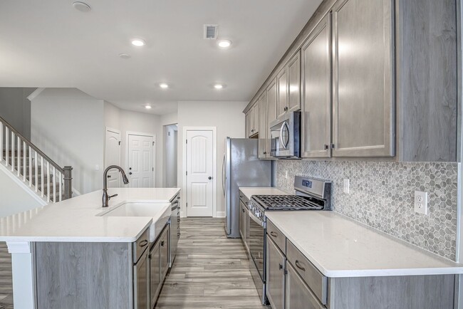 Building Photo - Updated Townhome with 1 Car Garage - close to Southpoint!