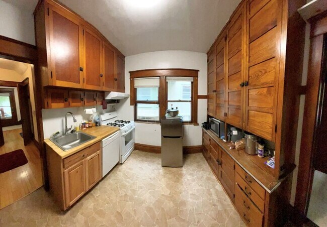 Building Photo - 12 Lathrop St