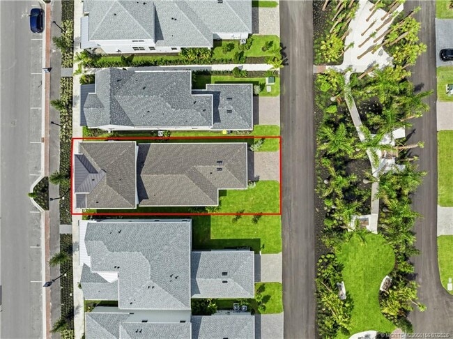 Building Photo - 870 SW Newfield Ave