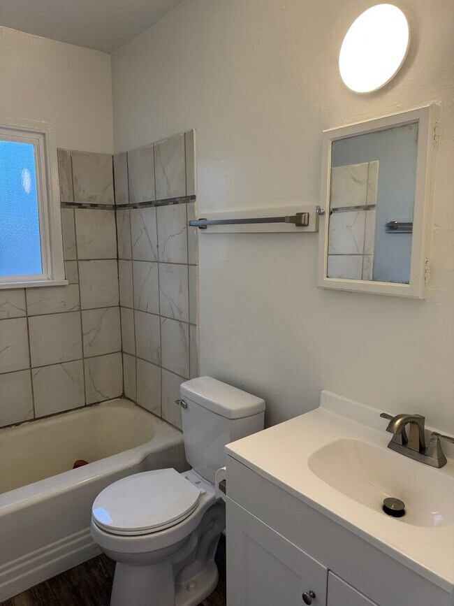 Building Photo - 316 Columbia Dr SE