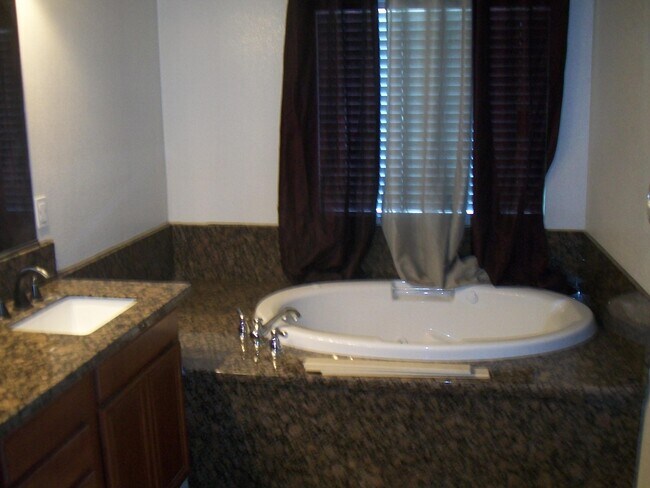 Building Photo - 38227 Lone Tree Ct