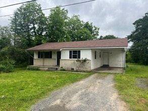 Building Photo - 2 Bed 1 Bath Home