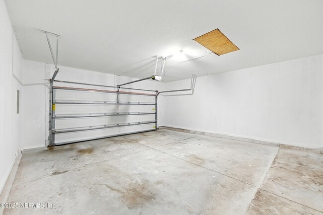 Building Photo - 1002 Wetland Ridge Cir