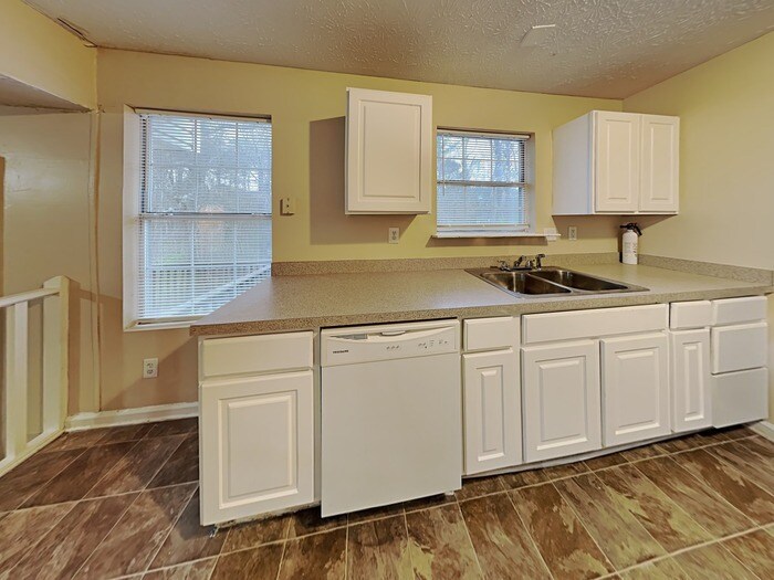 Building Photo - 6584 Rebecca Lou Ln
