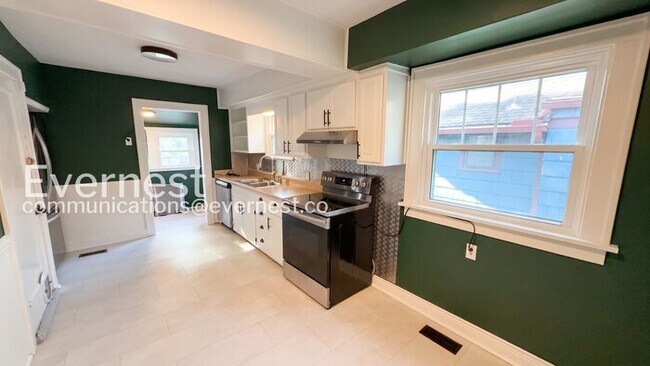 Building Photo - 2 Bed/1.5 Bath Home with Fenced Yard & Garage / Pet-friendly /Coming Soon!