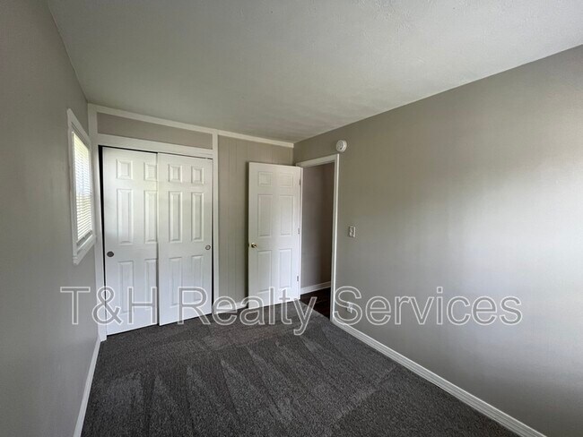 Building Photo - 3831 Bennett Dr