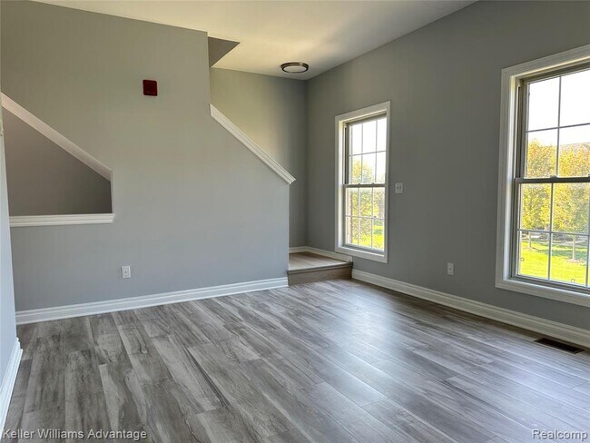 Building Photo - 1627 E Lakeview Ln