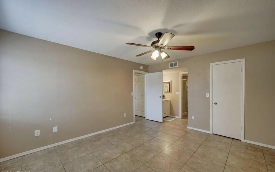 Building Photo - 533 W Guadalupe Rd