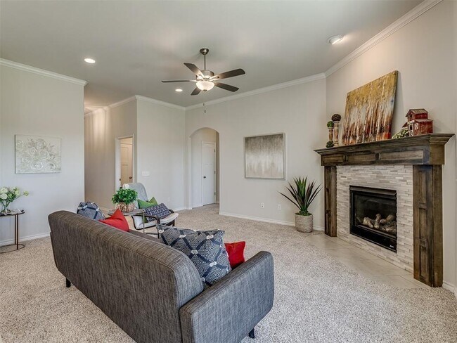 Building Photo - 631 Hackberry Ln