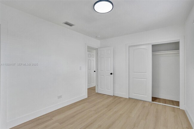 Building Photo - 1960 SW 68th Way