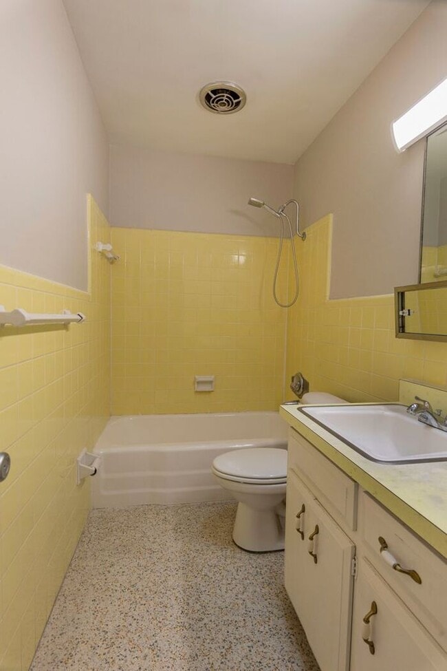 Building Photo - 3 bedroom/ 2 bath with carport