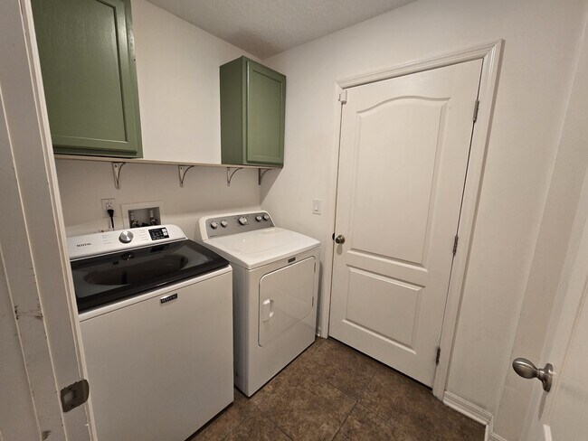 Building Photo - 127 Cedar Cir Dr