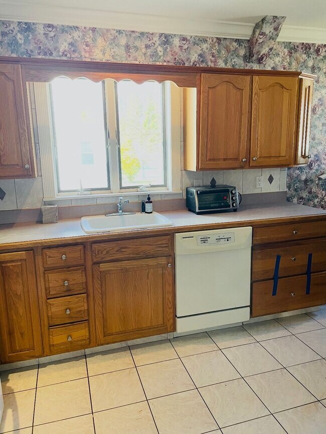 Building Photo - Single Family Home Available in Schenectady, NY!