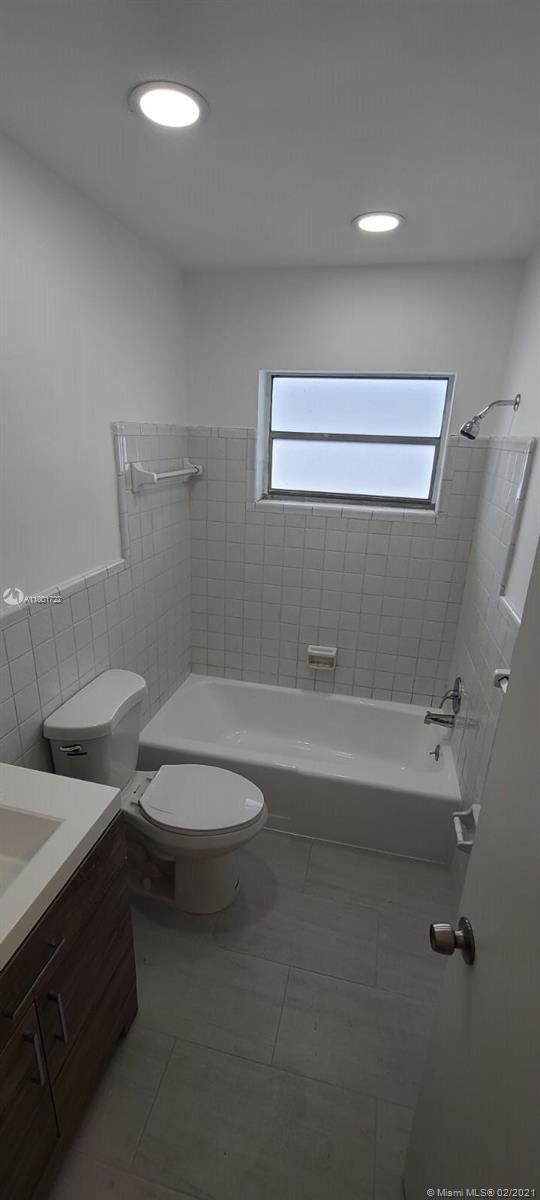 Building Photo - 3856 S Circle Dr