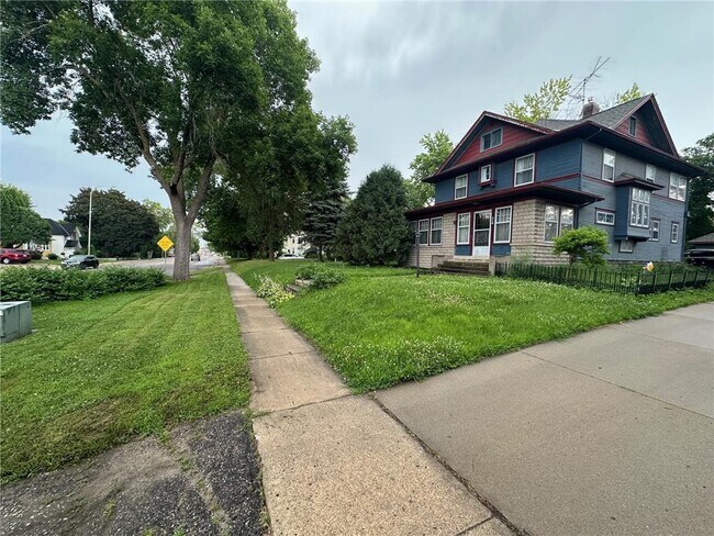 Building Photo - 216 Litchfield Ave SE